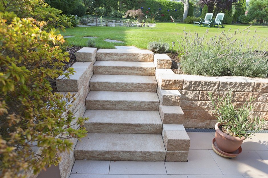 Бетонные ступени в саду