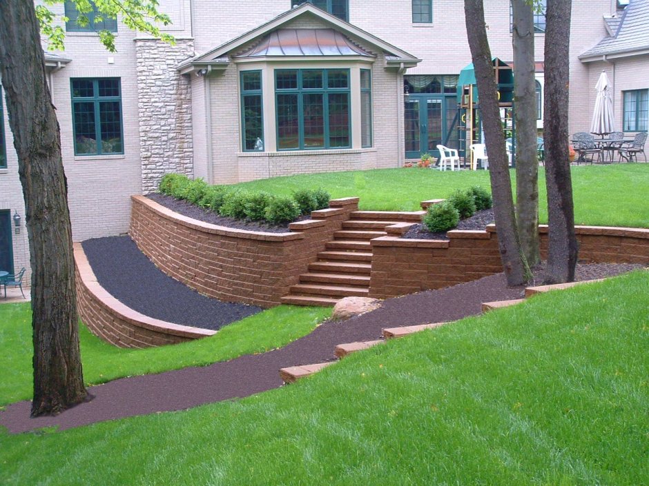 Подпорная стенка рядом с домом