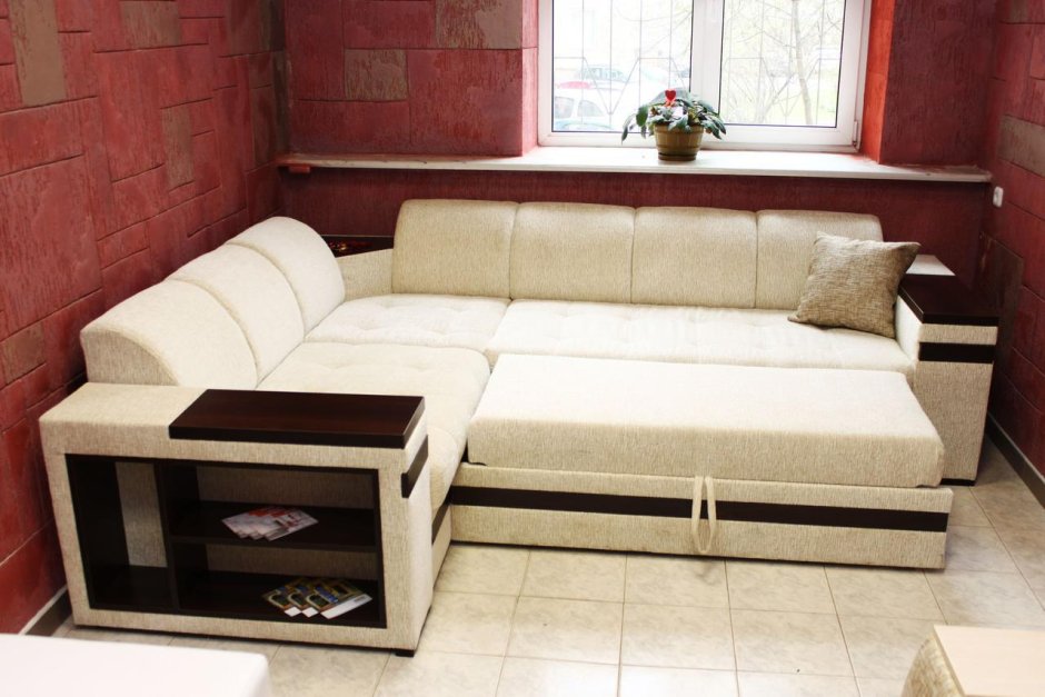 Угловой диван со столиком в углу