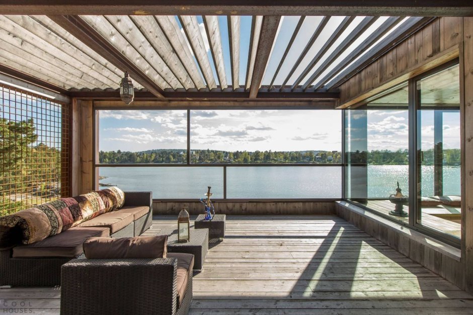 Веранда с панорамными окнами и террасой