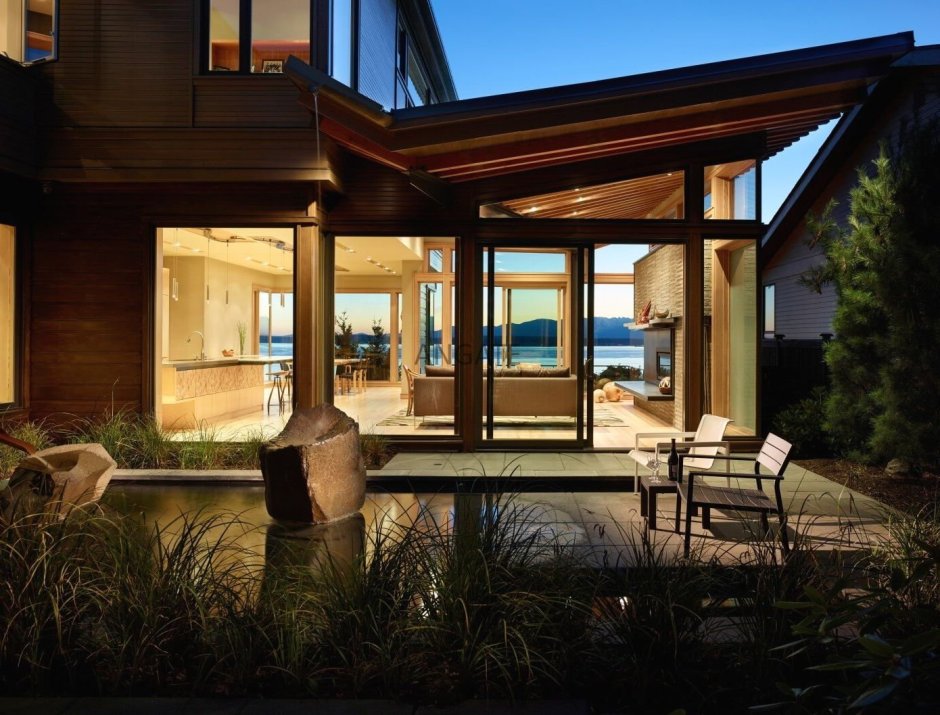 Дом с панорамными окнами и террасой
