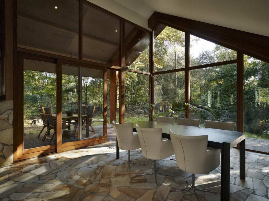 Дом с панорамными окнами и террасой