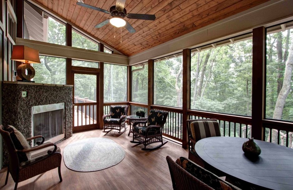 Веранда с панорамными окнами и камином
