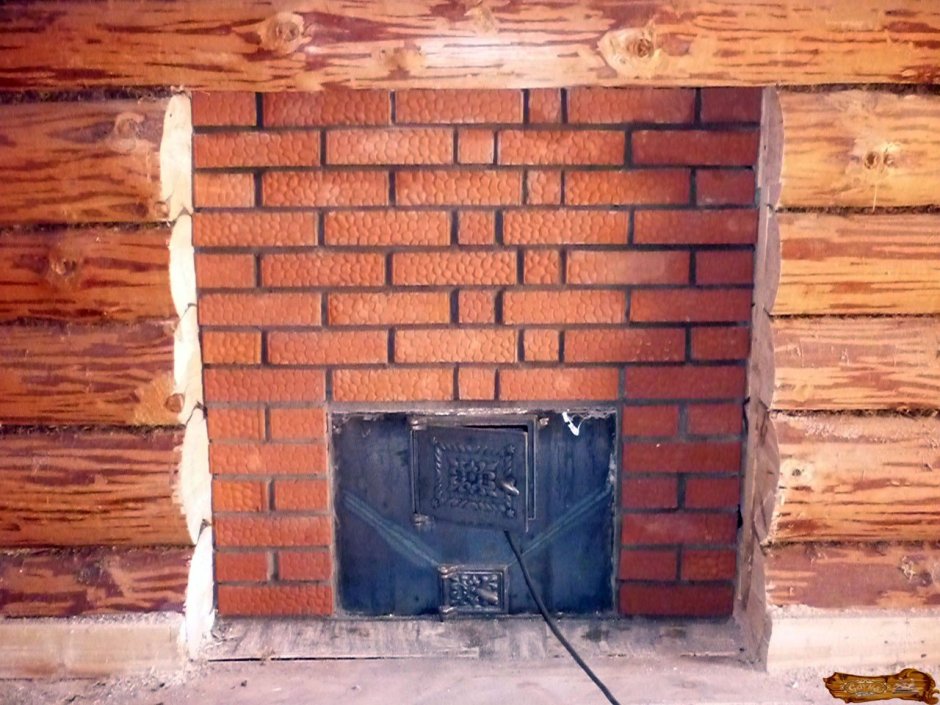 Банная печь в стене из кирпича