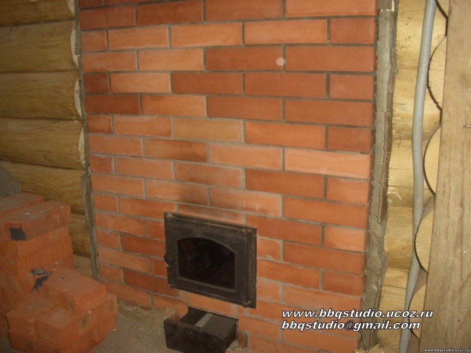 Банная печь в стене из кирпича
