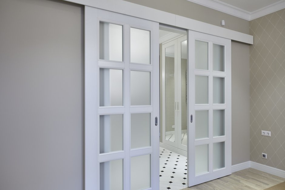 Белые раздвижные двери межкомнатные со стеклом