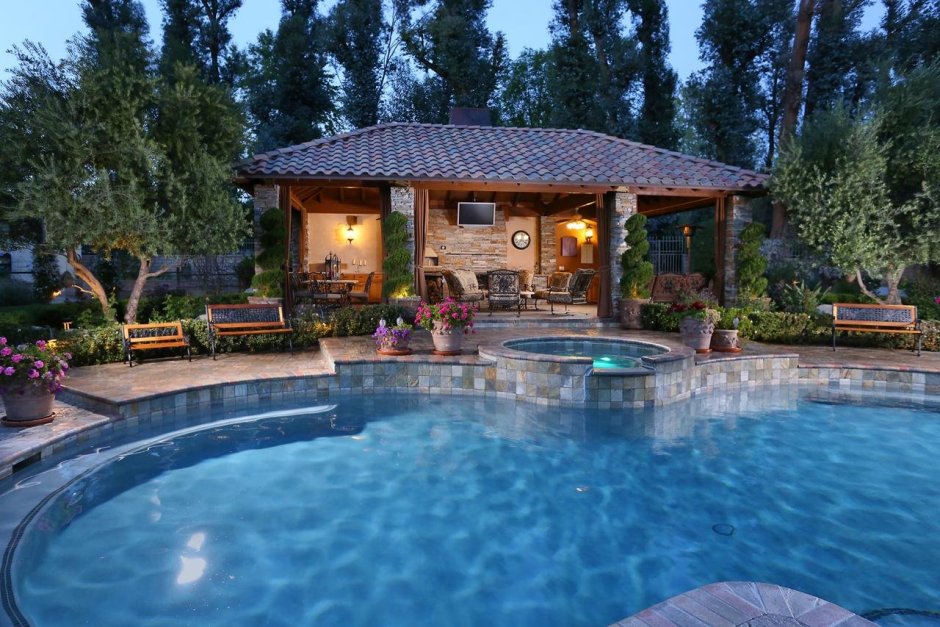 Двор с бассейном и беседкой