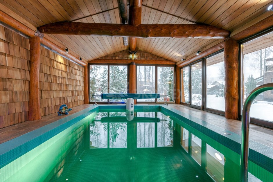 Деревянный дом с бассейном