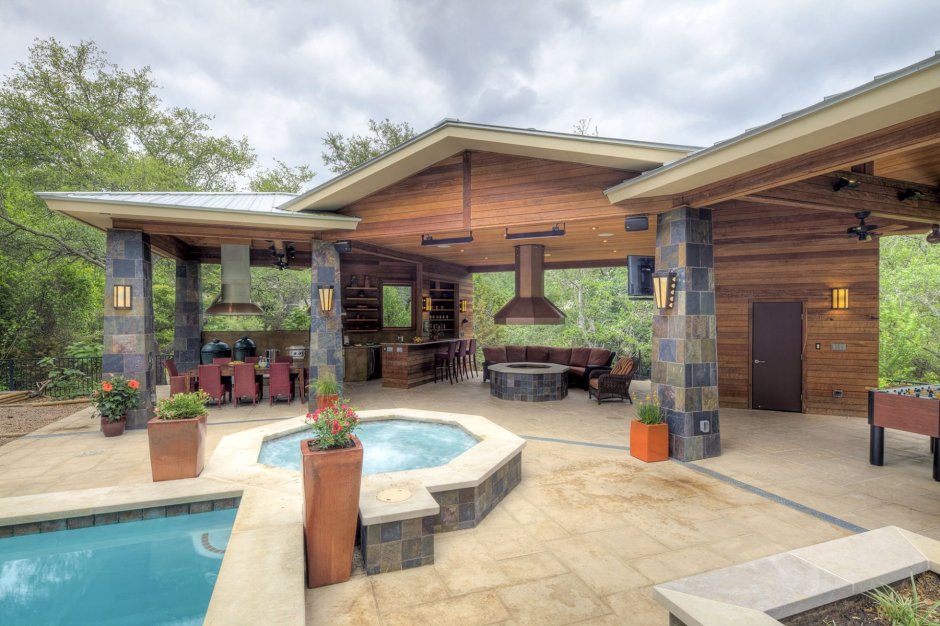 Баня с террасой и мангальной зоной и бассейном