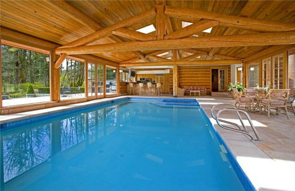 Деревянный дом с бассейном