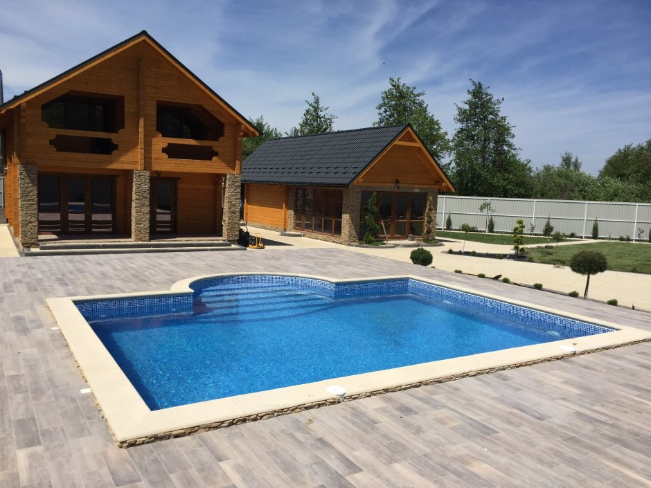 Дом с бассейном