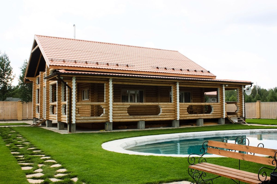 Загородный дом с бассейном и баней