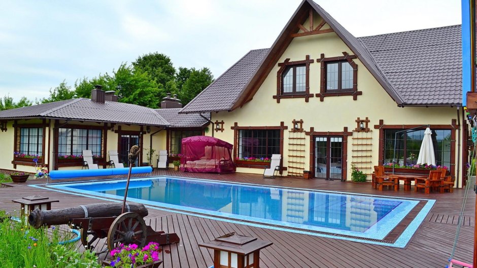 Дом с баней и бассейном