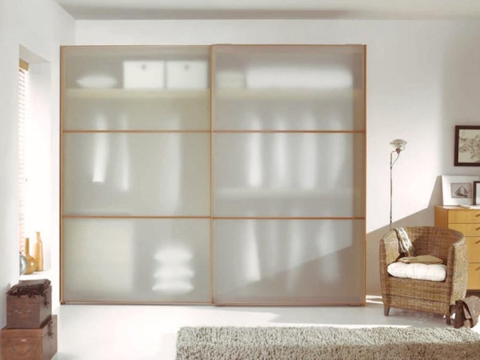 Встроенный шкаф с матовым стеклом