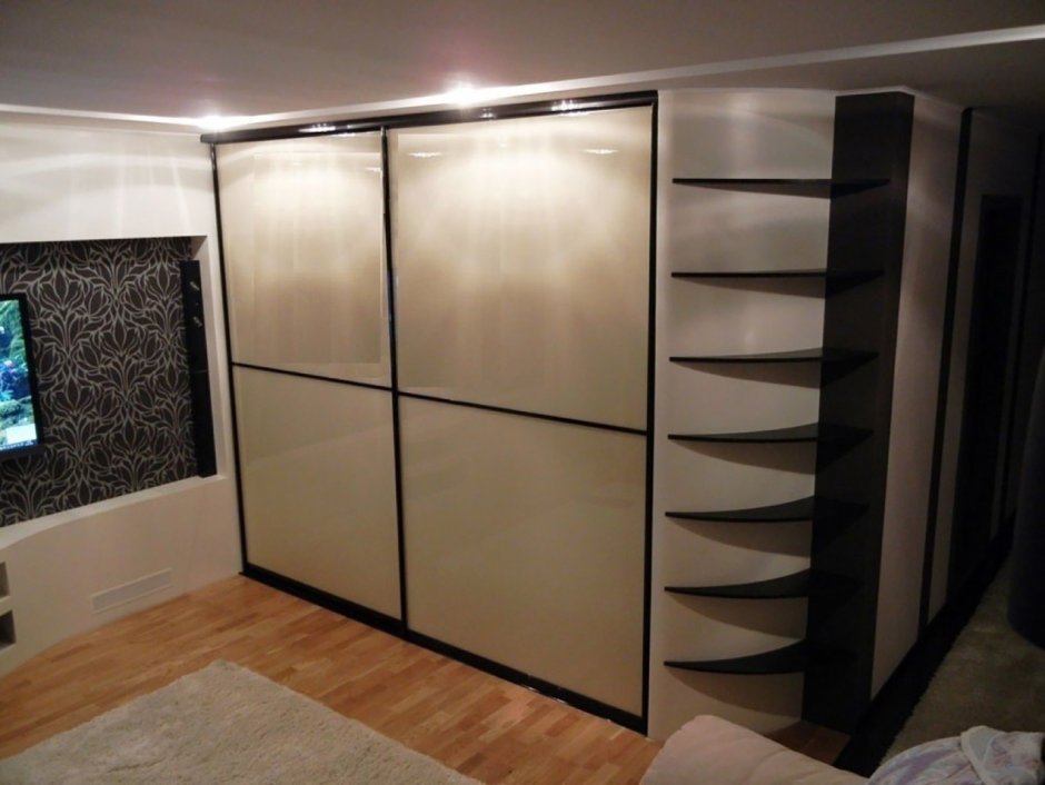 Шкафы-купе с лакобелем