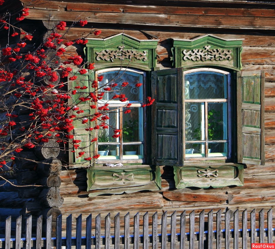 Деревенский дом со ставнями