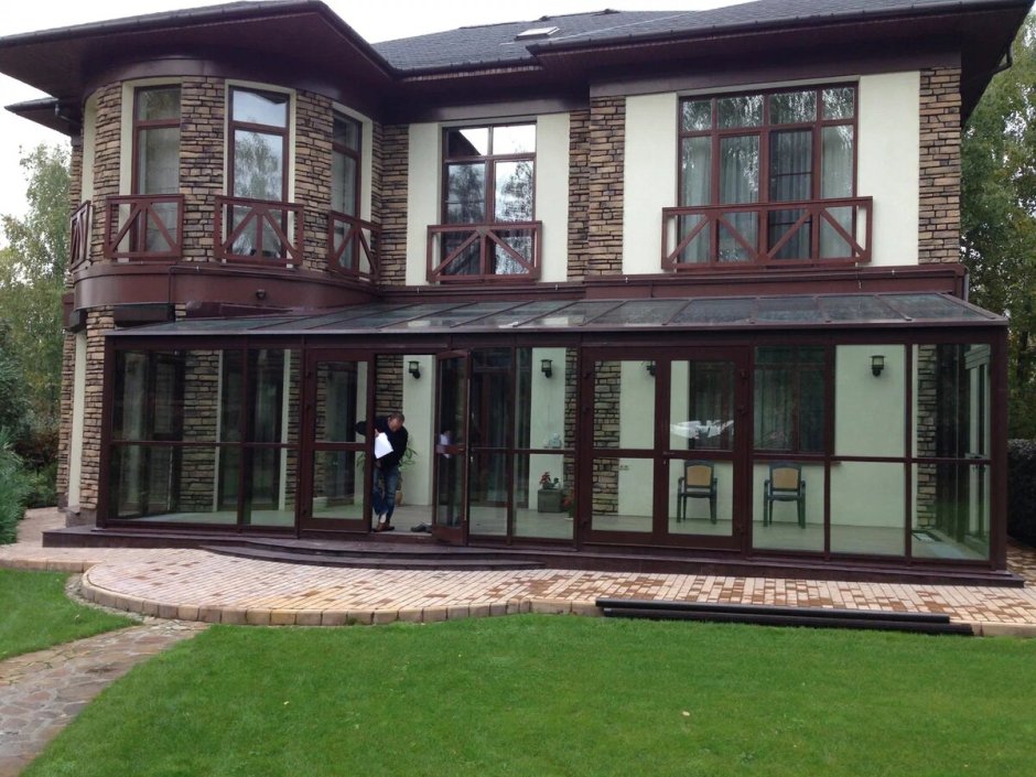 Фасад дома с витражными окнами