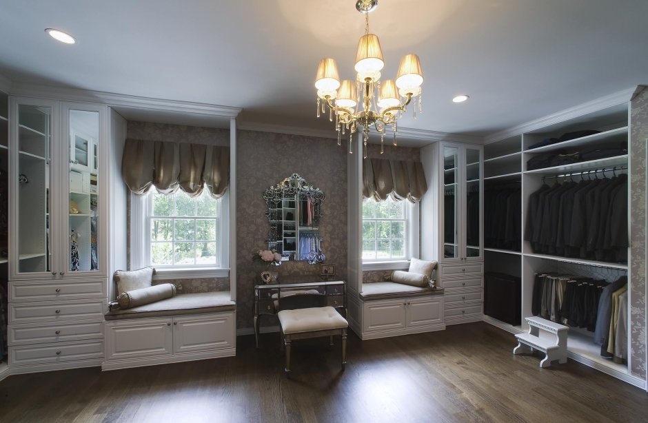 Шкаф для одежды в комнате с двумя окнами на разных стенах