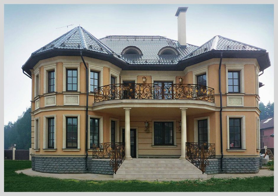 Красивый двухэтажный дом