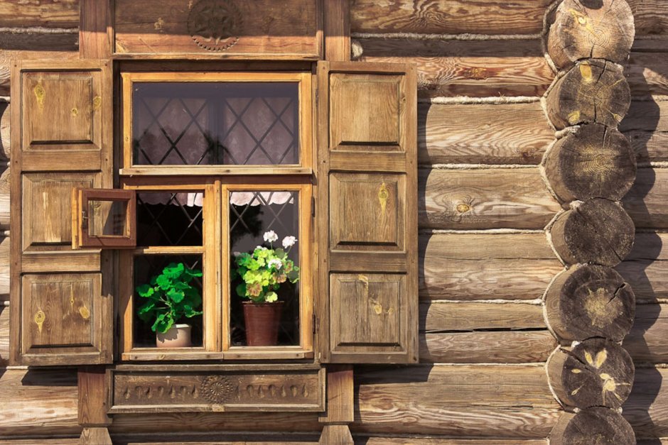 Окно в деревенском доме