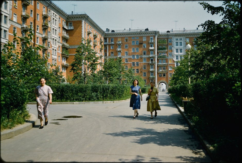 Двор пятиэтажки СССР