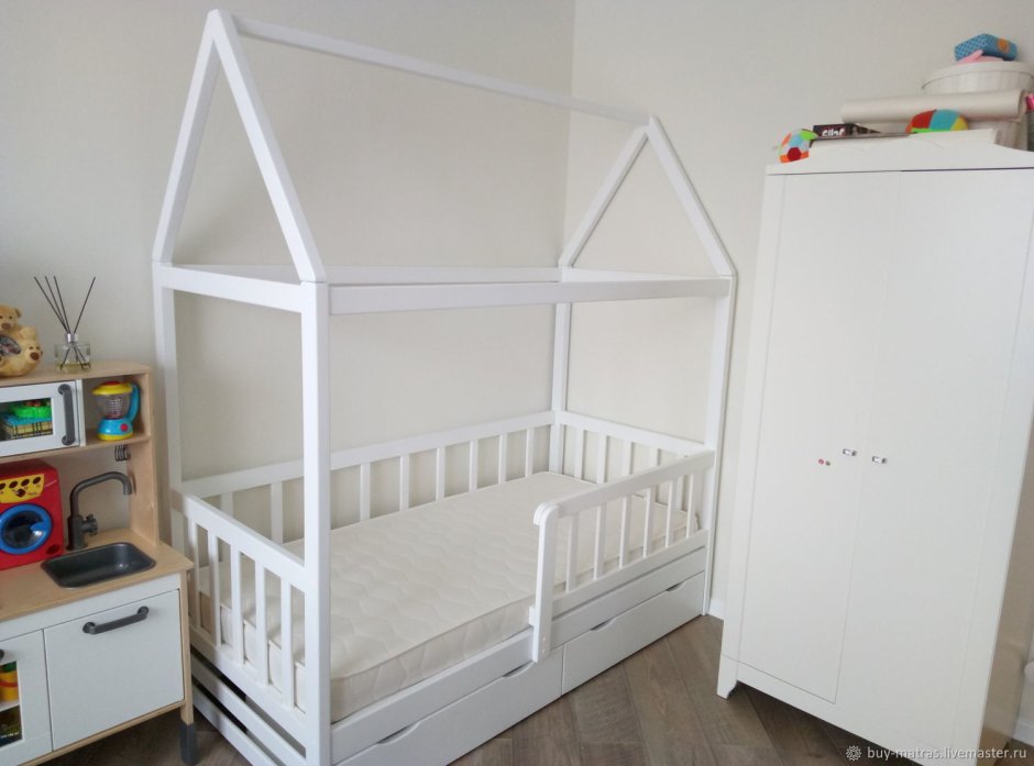 Детская кроватка домик из дерева