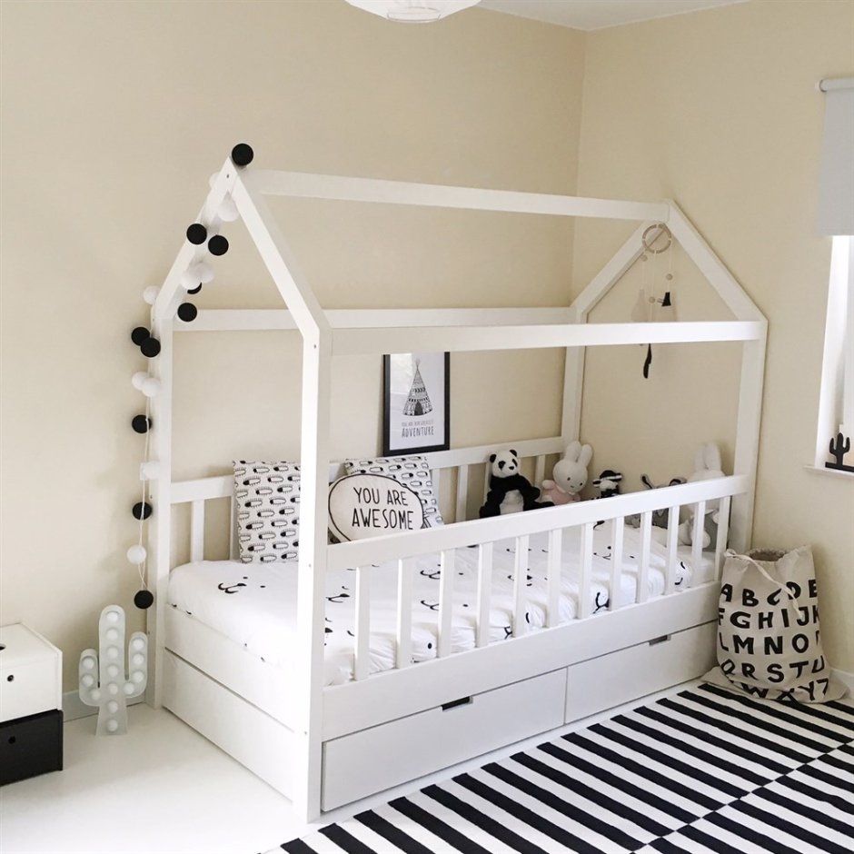 Деревянная кровать домик