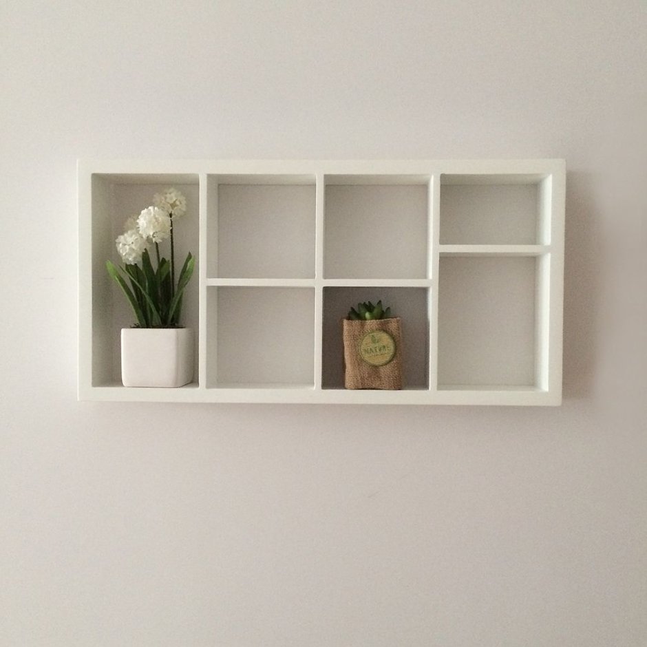 Белая полка на стену