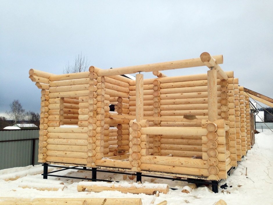 Срубовая баня из оцилиндрованного бревна