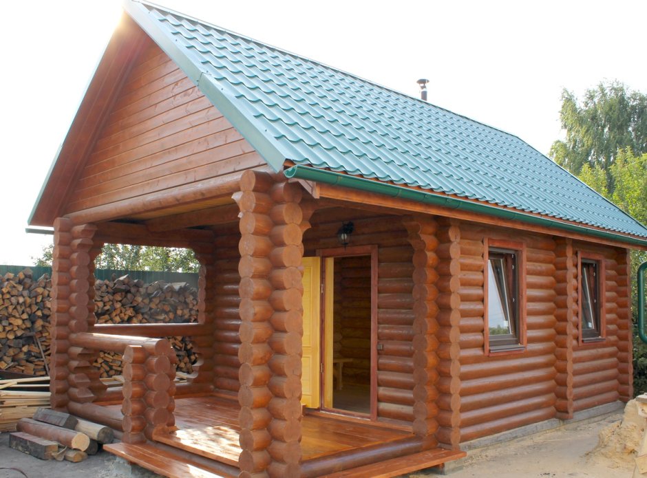 Баня из оцилиндрованного сруба