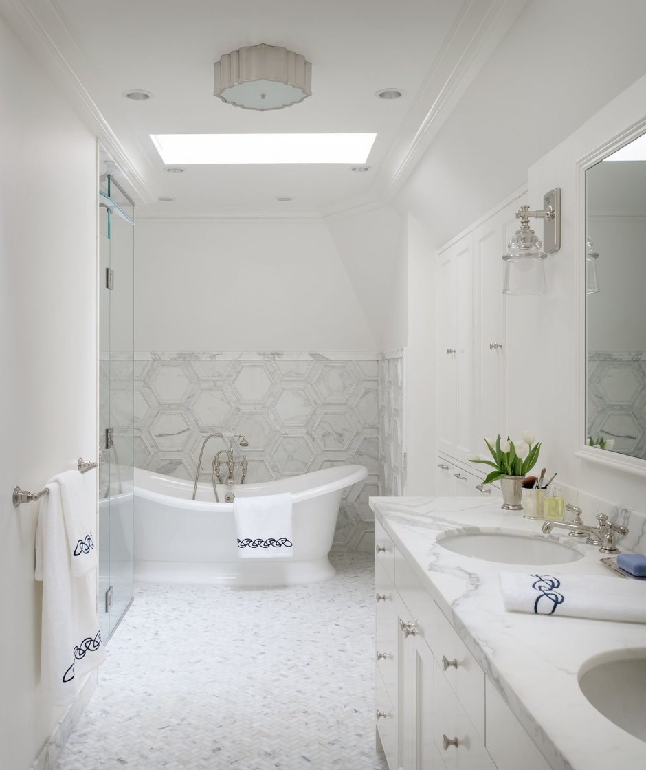 Интерьер белой ванной комнаты