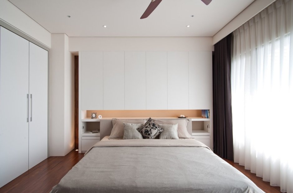 Шкаф за кроватью в спальне