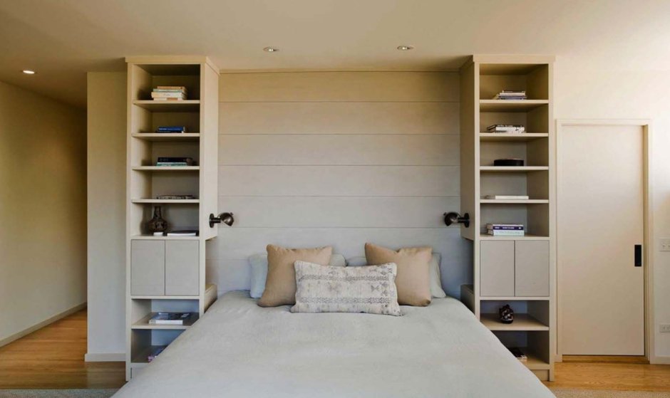 Кровать в нише с полками