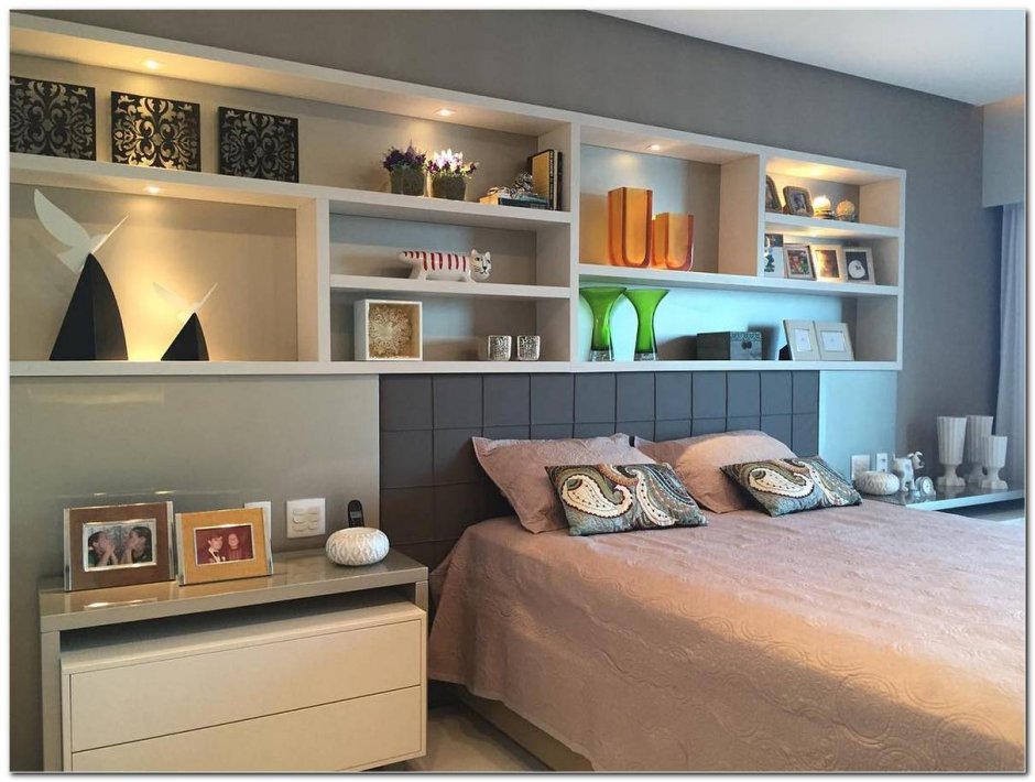 Полки над кроватью