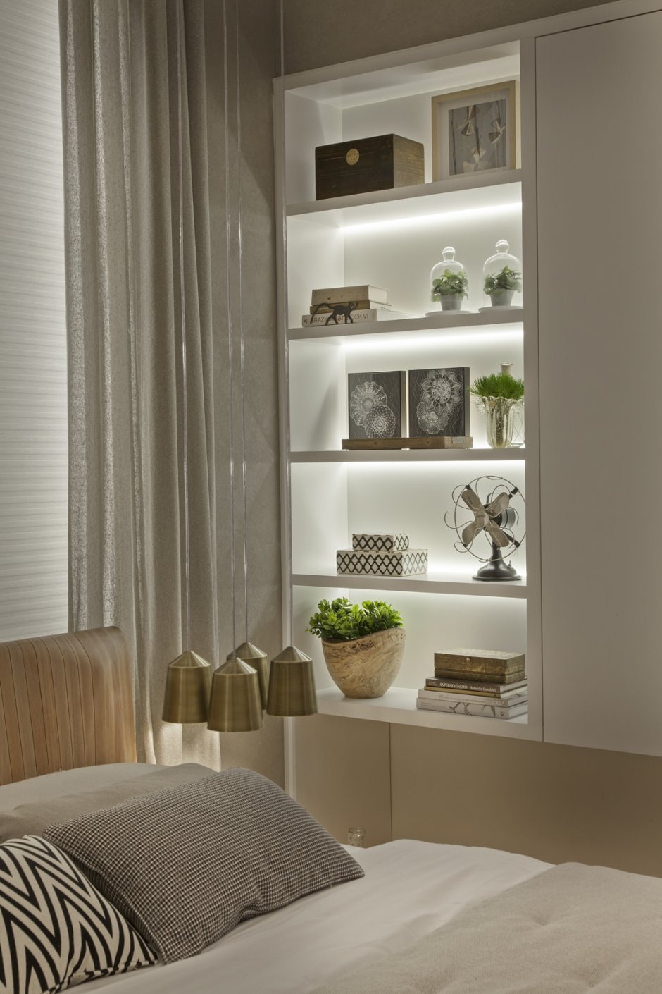 Спальня с полками