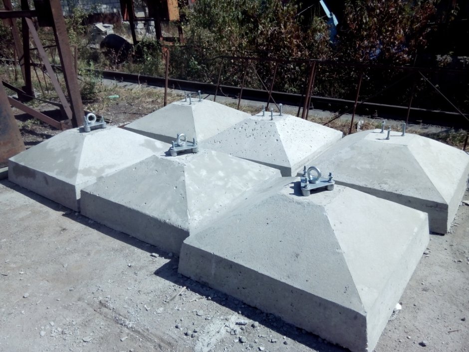 Бетонное основания для флагштоков 105х105х40