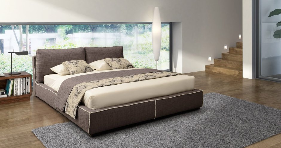 Двуспальная кровать с подушками в изголовье