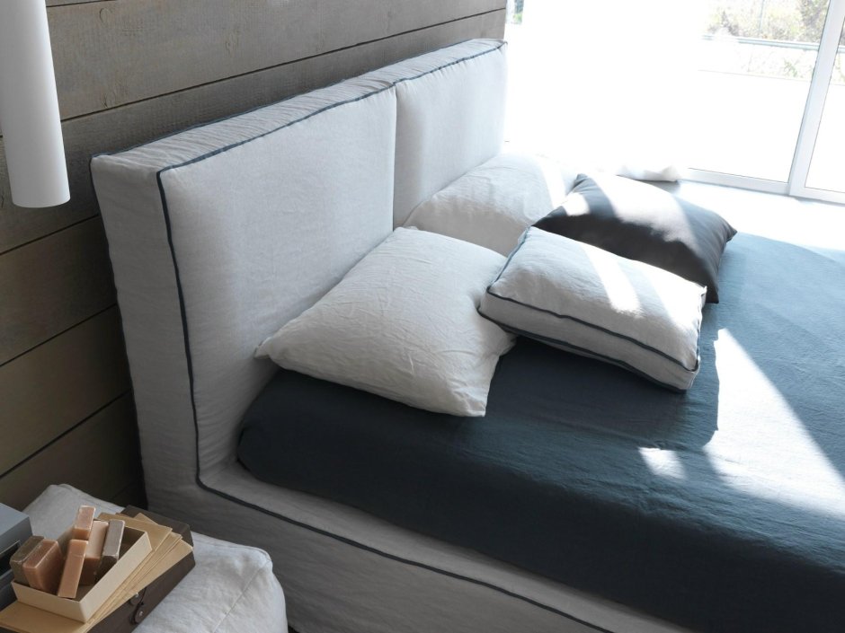 Кровать с подушками в изголовье