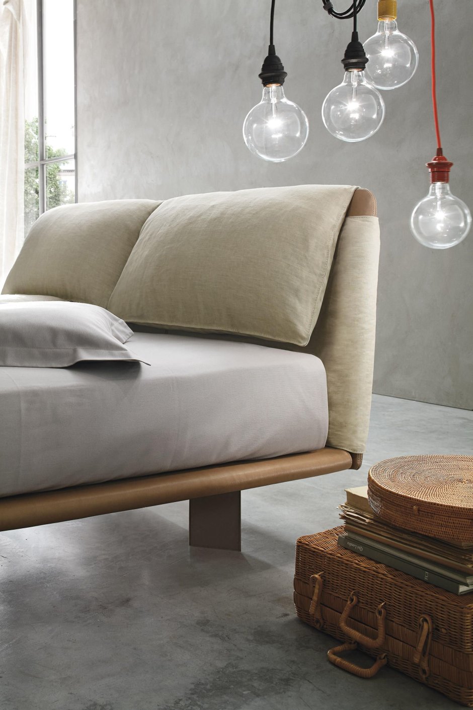 Кровать с подушками в изголовье