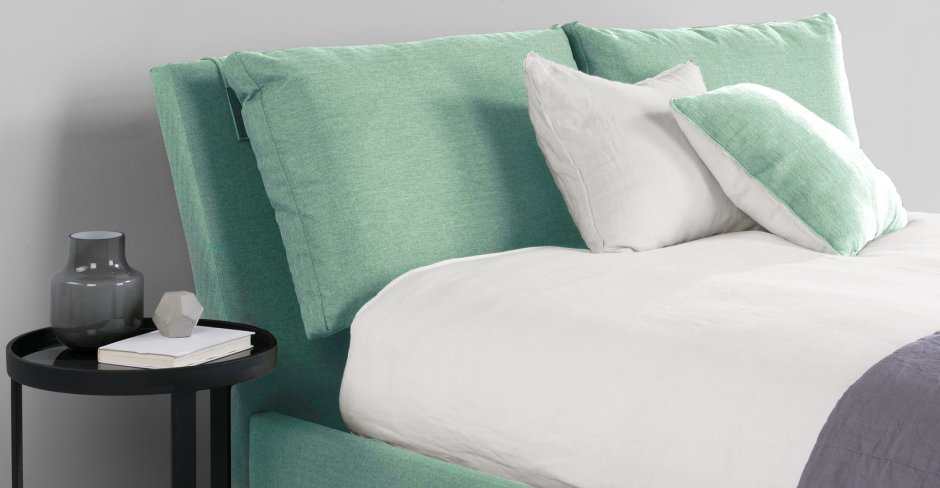 Кровать с подушками в изголовье