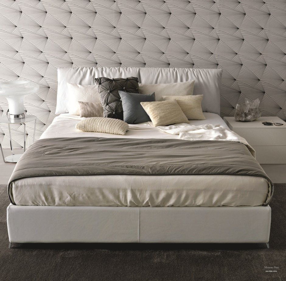 Кровать двуспальная с подушками на изголовье