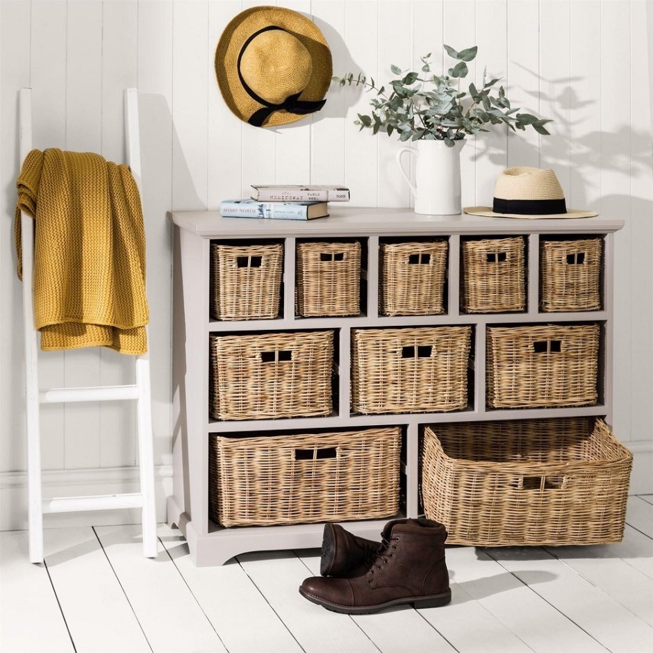 Плетеные корзины в интерьере прихожей