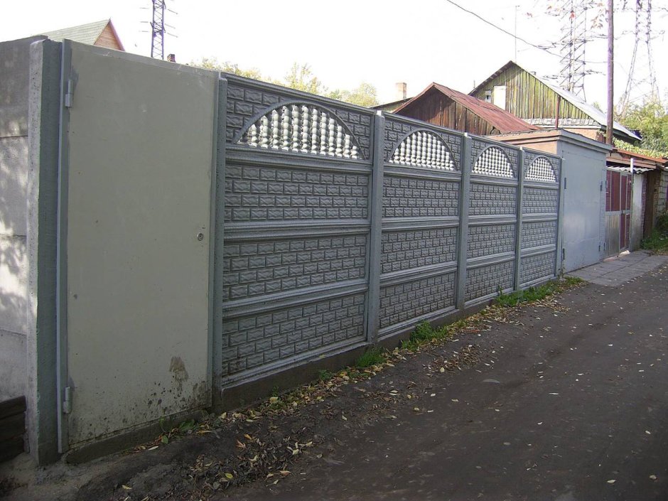 Секционный бетонный забор кумык