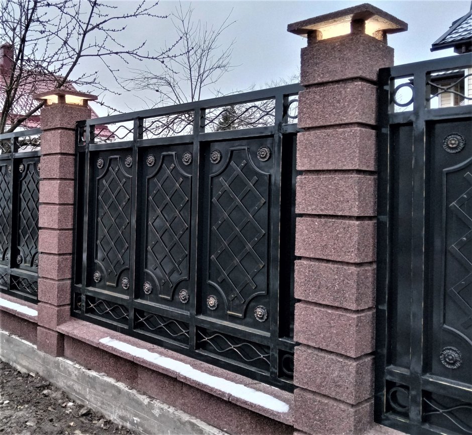 Забор с широкими колоннами