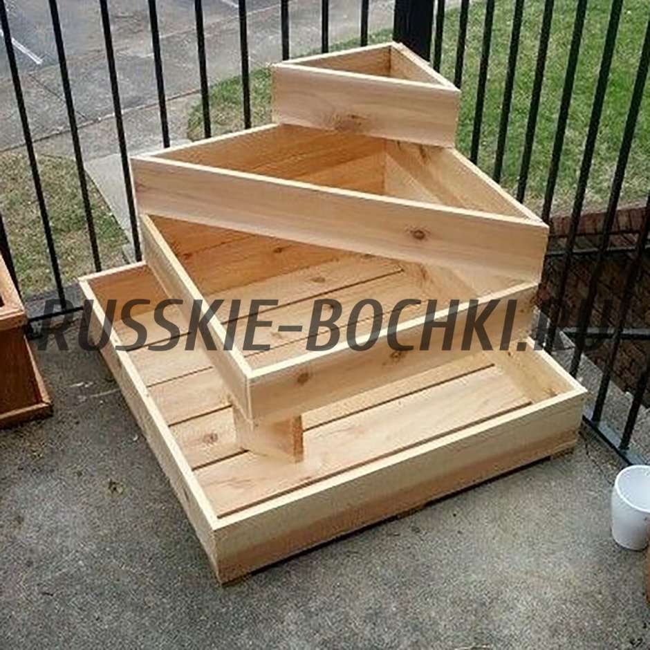 Клумба из досок многоярусная