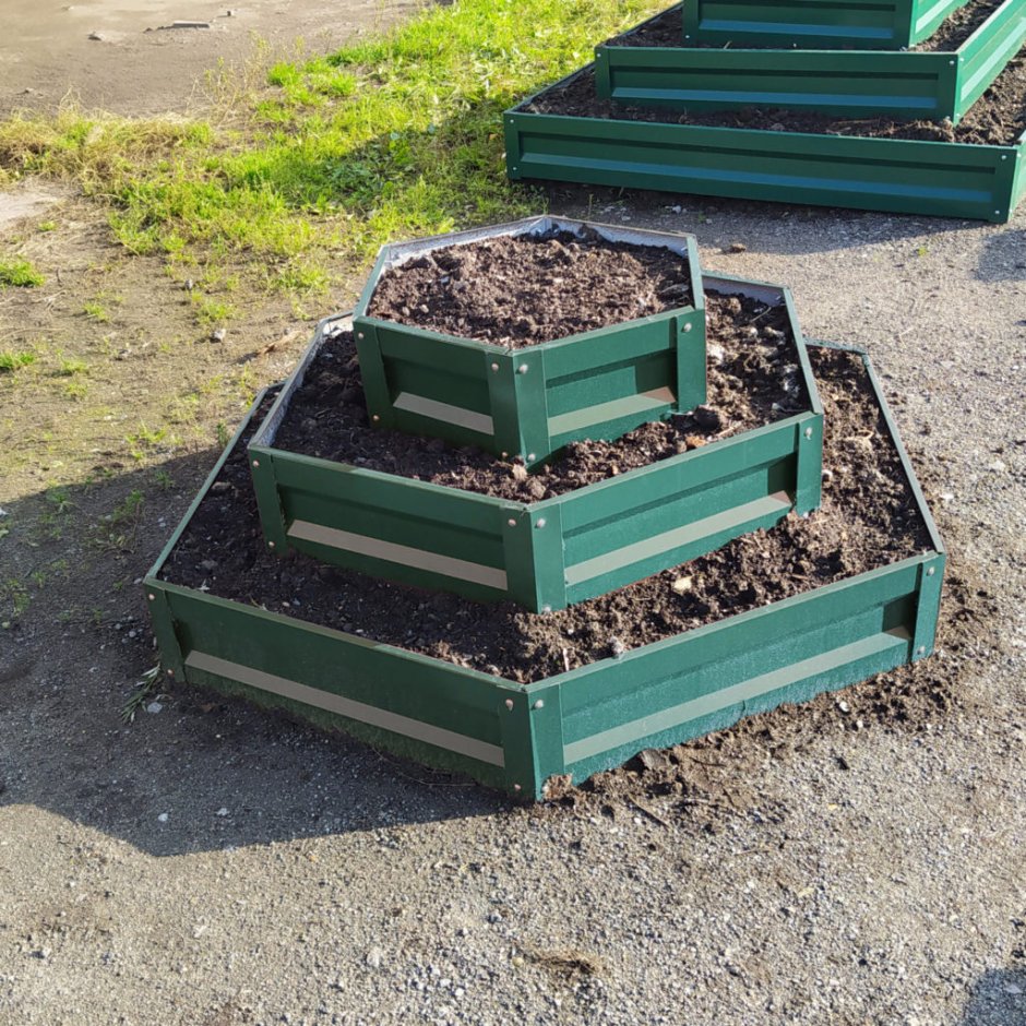 Шестигранная клумба трехъярусная