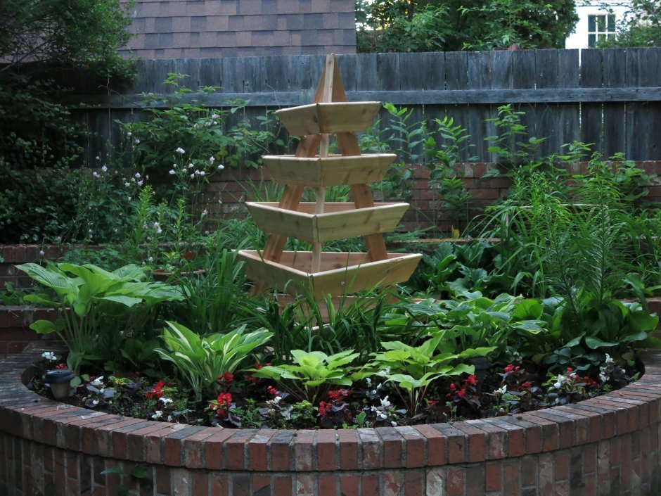 Многоярусная клумба для цветов