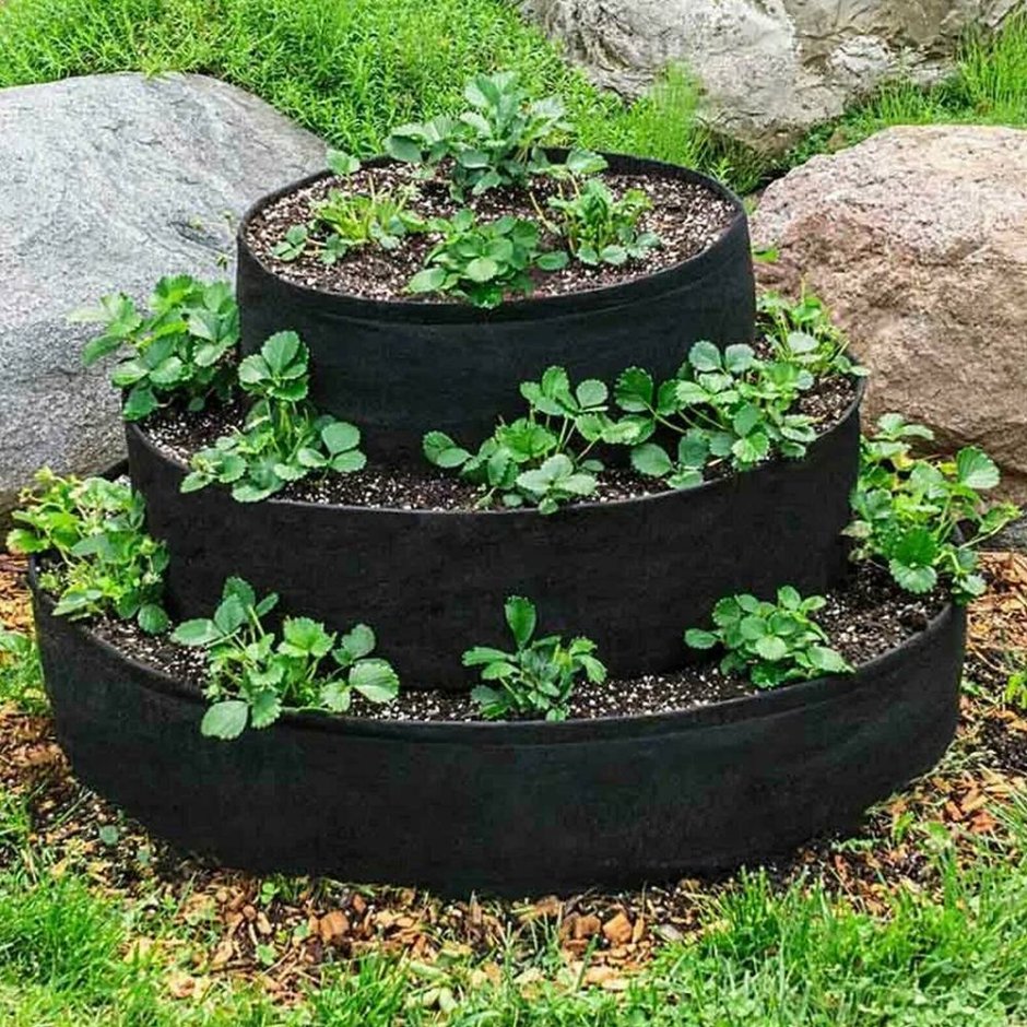 Клумба для клубники многоярусная