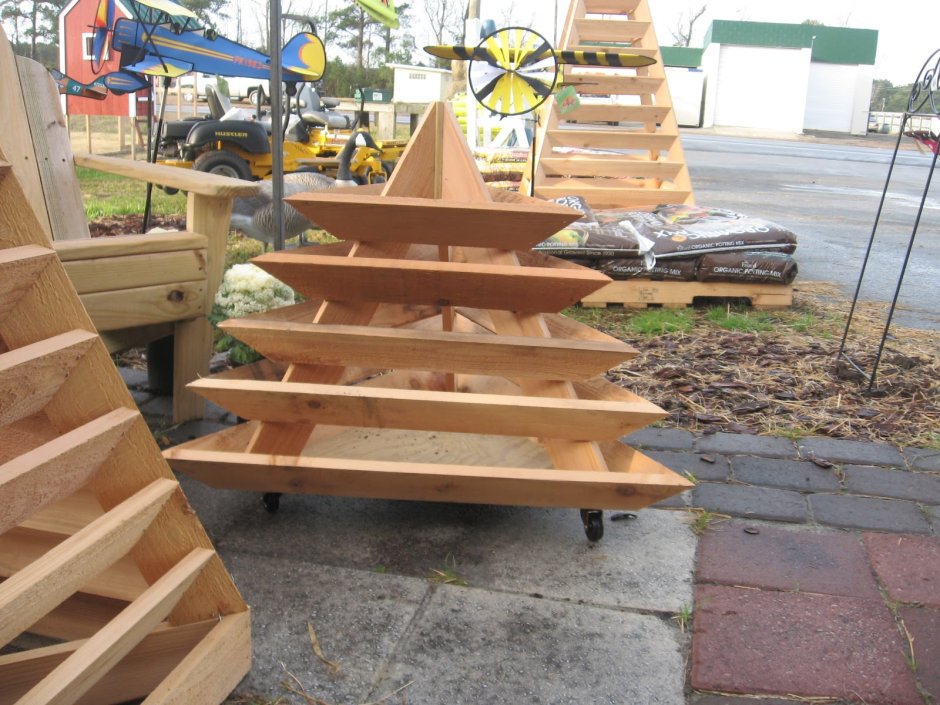 Деревянная клумба пирамида