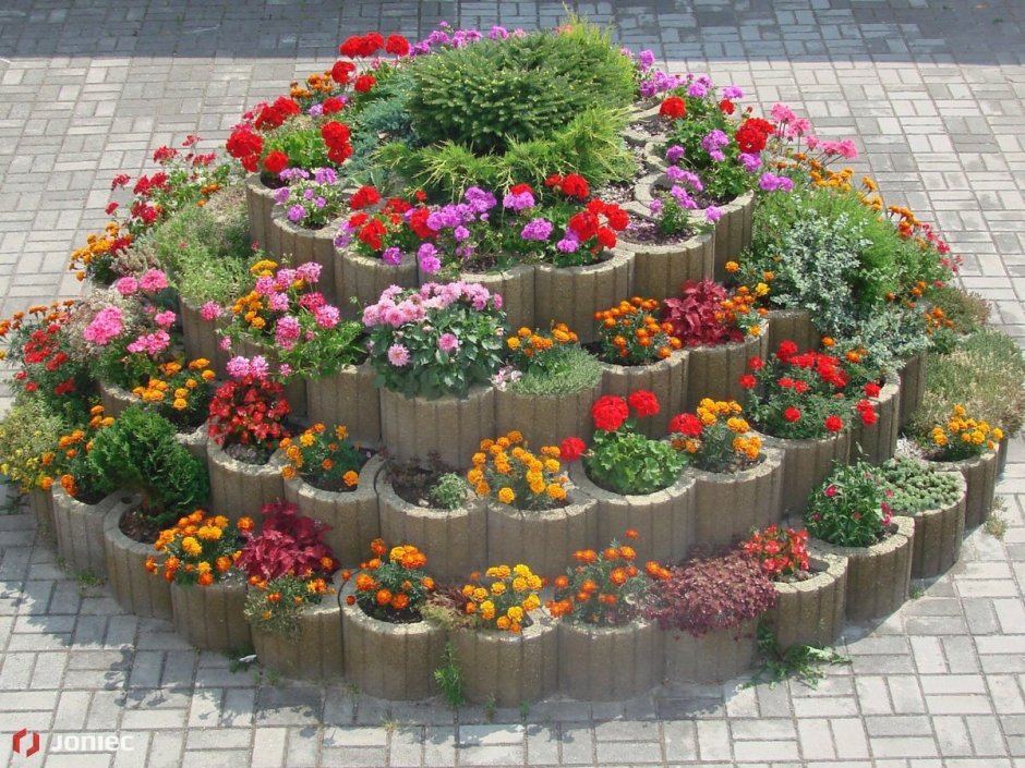 Многоярусная клумба из строительного материала